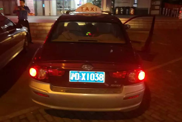 出租統(tǒng)一亮紅色“電調(diào)”燈查非法客運(yùn)，上海創(chuàng)建路查方法查獲9輛克隆車(chē)