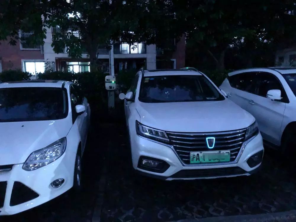 想給車充電得開10公里！如何解決出租車夜間“一樁難求”？