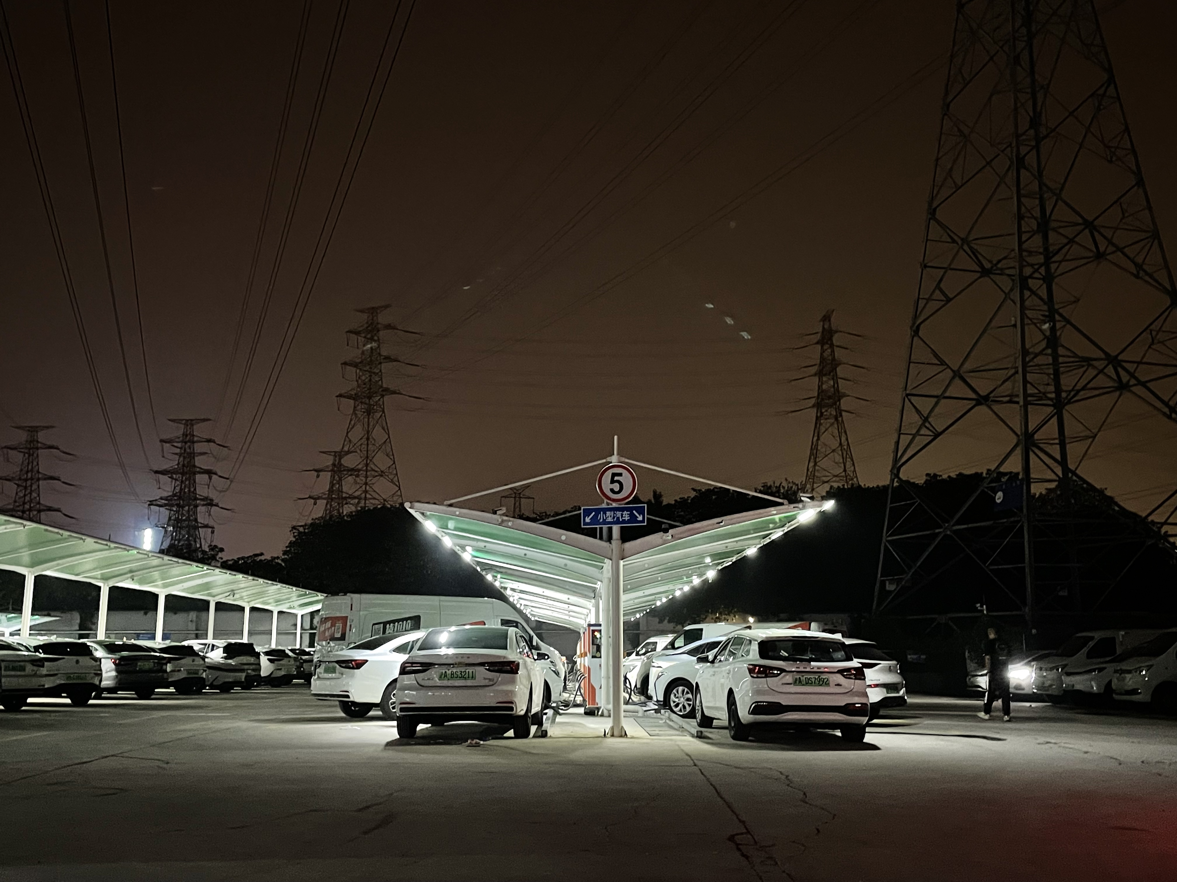 網(wǎng)約車司機(jī)，“卷”在車流里