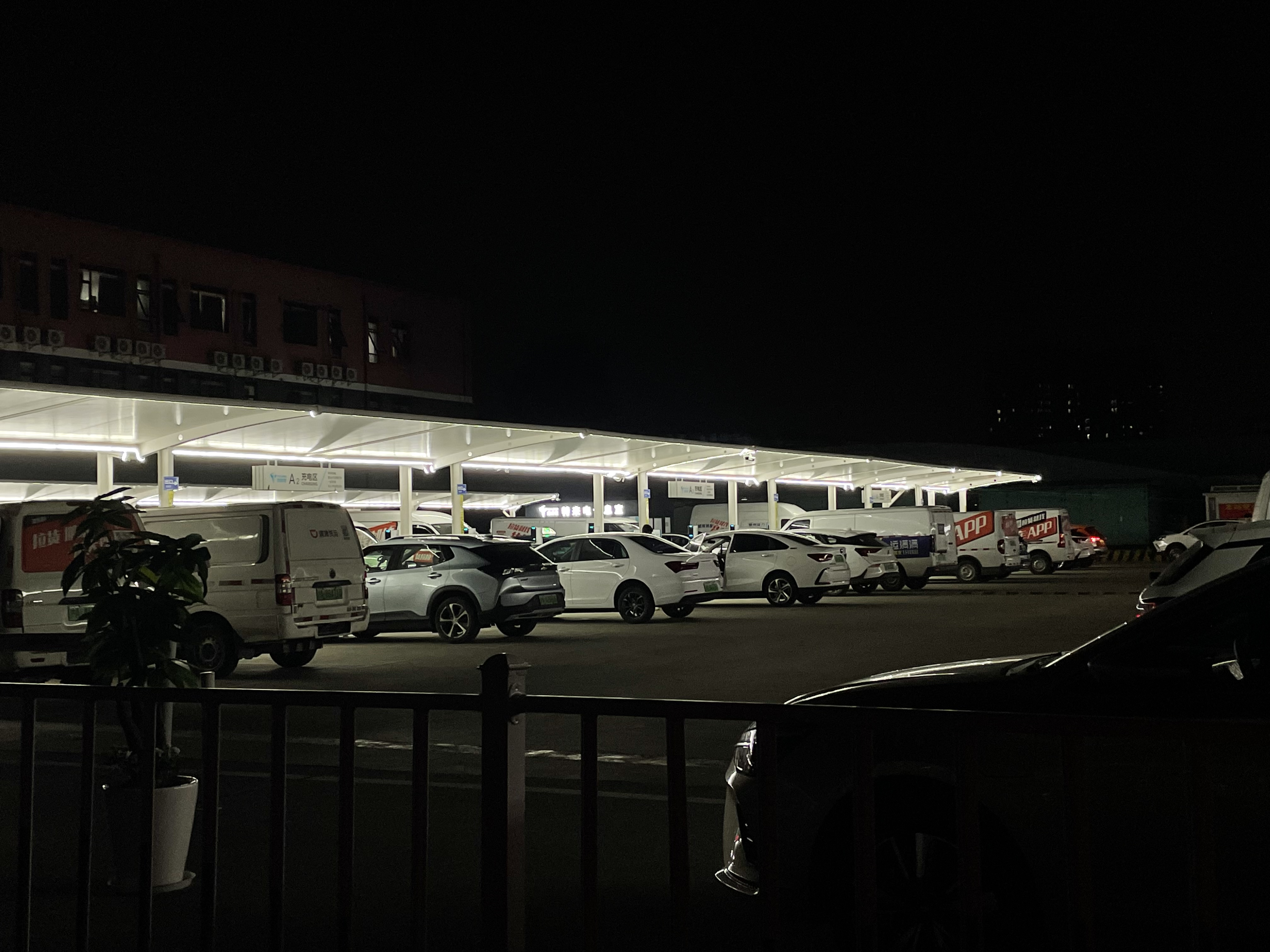 網(wǎng)約車司機(jī)，“卷”在車流里